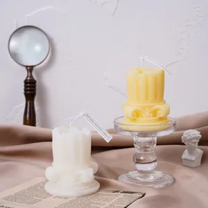 Vela perfumada de cera de soja con pilar romano para decoración del hogar y atrezzo foto.