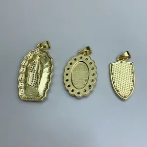 Dettaglio ciondolo strass dorato, ciondoli gioielli fai da te religiosi e scudo.