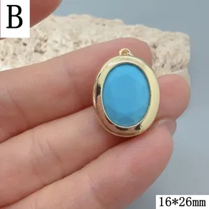 Nahaufnahme des eleganten ovalen Türkis-Anhängers mit goldenem Rand und blauem Edelstein.