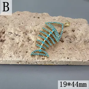 Detailaufnahme eines blauen Türkis Zirkon Fischgräten Anhängers mit einzigartigem Design.