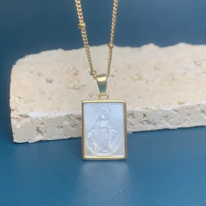 Vista dettagliata della collana quadrata con ciondolo in madreperla bianca e finitura oro.