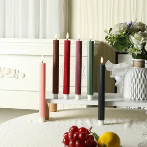 Vue détaillée de bougies coniques LED longues et cannelées multicolores pour décoration.