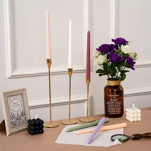 Duftende Stabkerzen Set mit goldenen Metallkerzenhaltern und ästhetischer Sojawachs Dekoration.