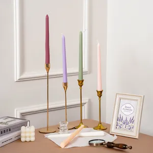 Geduftete lange Stabkerzen Set mit goldenen Kerzenhaltern fuer Hochzeit und Heimdekoration