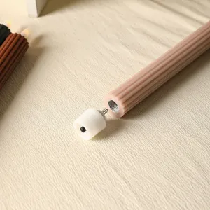 Gros plan de détail du bas de bougie LED cannelé avec filetage et composant de capuchon.