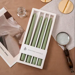 Detailansicht eines duftenden Stabkerzen-Sets in Gruen mit eleganter Verpackung zuhause.