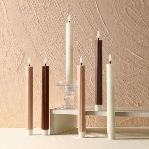Vue détaillée de bougies LED effilées rayées aux tons pastel, luminaire de déco élégant.