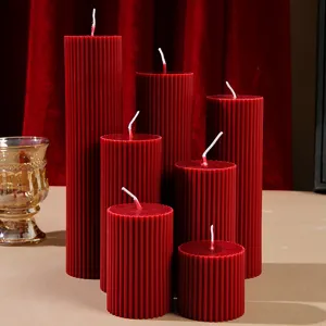 Rote gestreifte Stumpenkerzen im Set, Zylinderdesign für Heimdekoration und Geschenke.