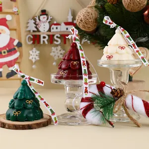 Weihnachtsbaum Duftkerzen Set mit Kerzenhaltern und festlichen Bändern für die Heimdekoration.