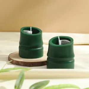 Détail de bougie parfumée en forme de bambou vert avec mèche, idéale pour la décoration.