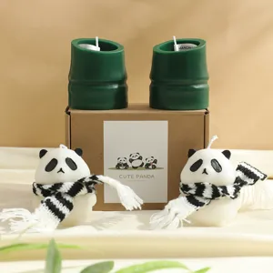 Gros plan détail du joli panda et des bougies parfumées en bambou vert avec boîte.