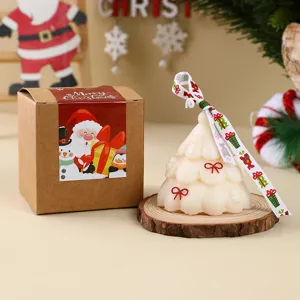Detailansicht einer Weihnachtsbaum Duftkerze mit Schleife und Kraftpapier Schachtel.