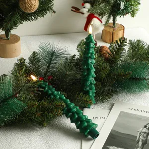 Vue détaillée de la bougie LED en forme de sapin de Noël, décor de fête chaleureux.