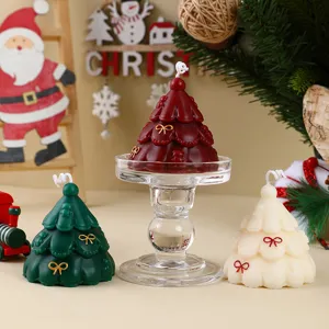 Detailansicht Weihnachtsbaum Duftkerze, festlich rot gruen weiss Deko Feststimmung