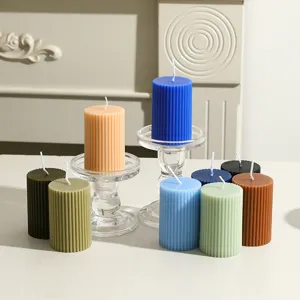 Bunte gerippte Stumpen-Duftkerzen im Set mit Glasleuchtern für stilvolle Heimdekoration.