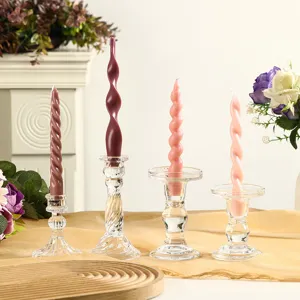 Ensemble de bougies parfumées torsadées Morandi avec bougeoirs en verre transparent.