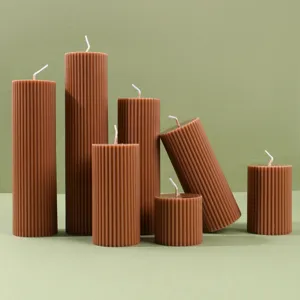 Vista detallada de velas de pilar acanaladas marrones estéticas, ideales para decoración.