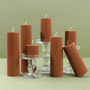 Vista detallada de velas aromáticas de soja marrones acanaladas en soportes de vidrio.