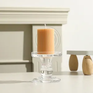 Gerippte zylindrische Duftkerze mit klarem Glas-Kerzenhalter, ideal für die Heimdekoration.