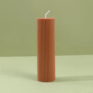 Primer plano detallado de la vela de pilar acanalada marrón con una textura vertical única.