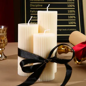 Ensemble de bougies parfumées en cire de soja cannelées avec ruban noir pour décor de maison.