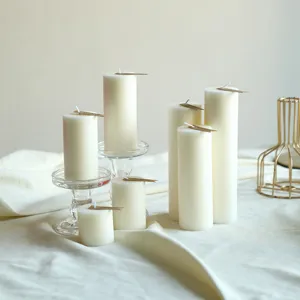 Set di candele profumate cilindriche lisce bianche per decorazioni nuziali e oggetti di scena.