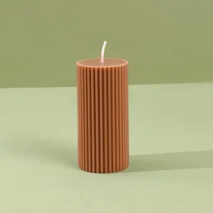 Vela aromática de pilar rayada marrón, estilo europeo minimalista de cera de soja deco.