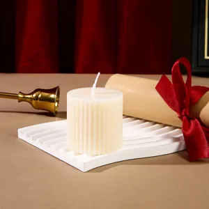 Vue détaillée de la bougie parfumée en cire de soja cannelée blanche pour décoration d'intérieur.