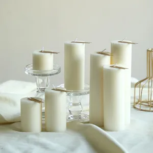 Set di candele profumate cilindriche bianche per decorazione casa e matrimonio foto.