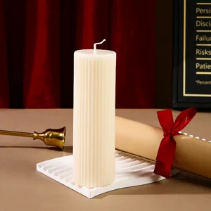 Vue rapprochée détaillée d'une bougie parfumée cylindrique rayée blanche en cire.