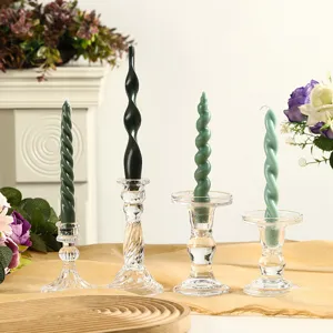 Bougies torsadées Morandi avec bougeoirs en verre transparent pour décoration de table.