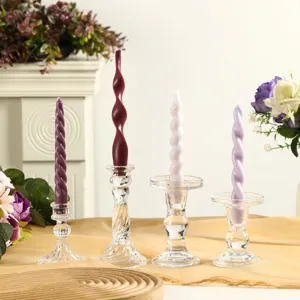 Ensemble de bougeoirs en verre avec bougies parfumées torsadées Morandi pour la déco.