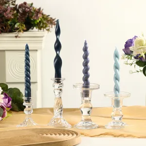 Bougies parfumées spirales colorées Morandi en ensemble avec bougeoirs pour la décoration.
