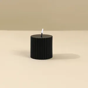 Vela de pilar negra con diseño de columna romana acanalada minimalista para decoracion