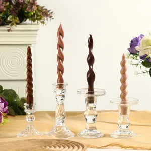 Bougies parfumées spirales couleur Morandi avec bougeoirs en verre transparent table.