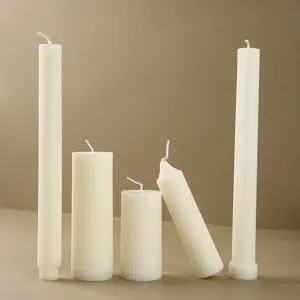 Weiße europäische geriffelte Duftkerzen Säulen Set für elegante Tischdekoration und Abendessen.