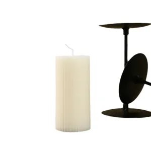 Weisse gerippte Stumpenkerze mit schwarzem Metallhalter fuer Heimdeko, Hochzeit und Abendessen.