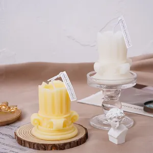 Vela perfumada pilar romano vista detallada, decoración de hogar elegante y accesorio foto.