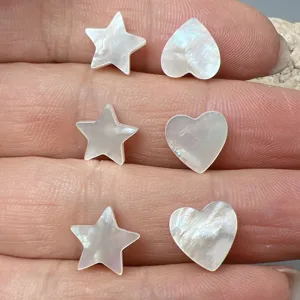 Perles en nacre naturelle en forme d'étoile et de cœur, parfaites pour la fabrication de bijoux DIY.