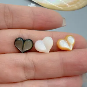 Nahaufnahme von natürlichen Muschel Herzperlen für DIY Schmuckhandwerk und Haaraccessoires.