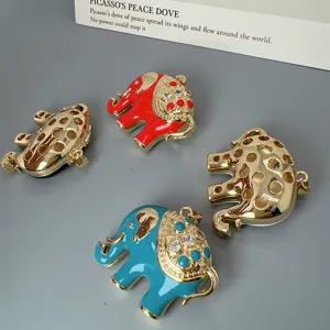Großer emaillierter Elefant Anhänger Detail, süßer Tierschmuck für DIY Halsketten und Accessoires.