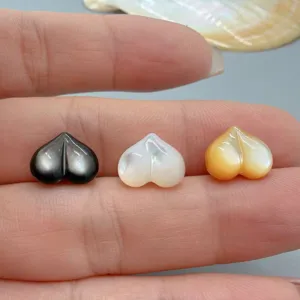 Natuerliche Perlmutt Herzform Perlen Detailaufnahme fuer DIY Schmuck Zubehoer Teile.