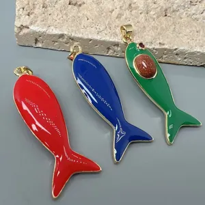 Detailansicht von bunten Emaille Fisch Anhängern, vergoldete DIY Schmuck Accessoires.