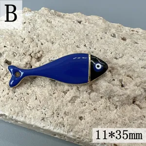 Blauer emaillierter Fisch Anhänger mit bösem Blick, DIY Schmuck Zubehör 11x35mm groß.