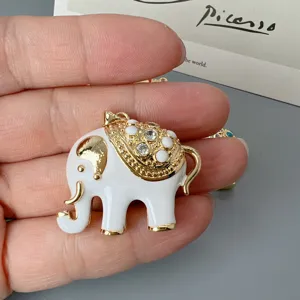 Weißer Emaille Elefant Anhänger mit Strass und Goldrand, perfekt für DIY Schmuckherstellung.