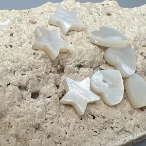 Perles de nacre blanche naturelle en forme de étoile et cœur pour accessoires de bijoux DIY.