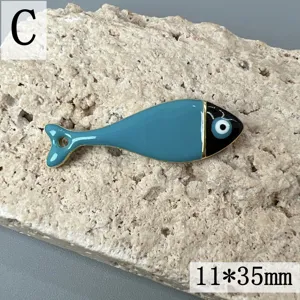Wunderschöner türkisfarbener Emaillierter Fisch Anhänger für DIY Schmuckherstellung Zubehör.