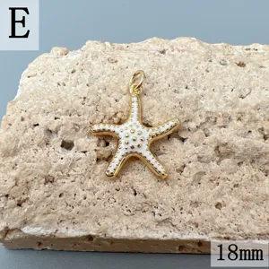 Detailansicht des 18mm vergoldeten Seestern-Anhängers mit weißer Emaillierung und goldenen Punkten