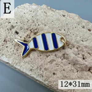Emaillierter Goldfisch Anhänger, blau-weißer doppelseitiger DIY Schmuck zubehör 12x31mm