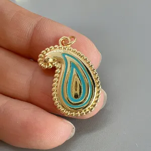 Detailansicht des goldenen Tropfen Anhängers mit blauem Emaille für DIY Schmuck Zubehör.